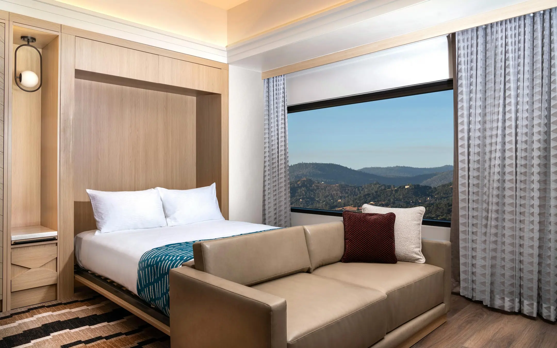 HENHOUSE SUITE